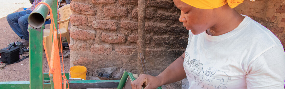 Eine Frau aus Burkina Faso arbeitet am Webstuhl. Eine Frau aus Burkina Faso arbeitet am Webstuhl.