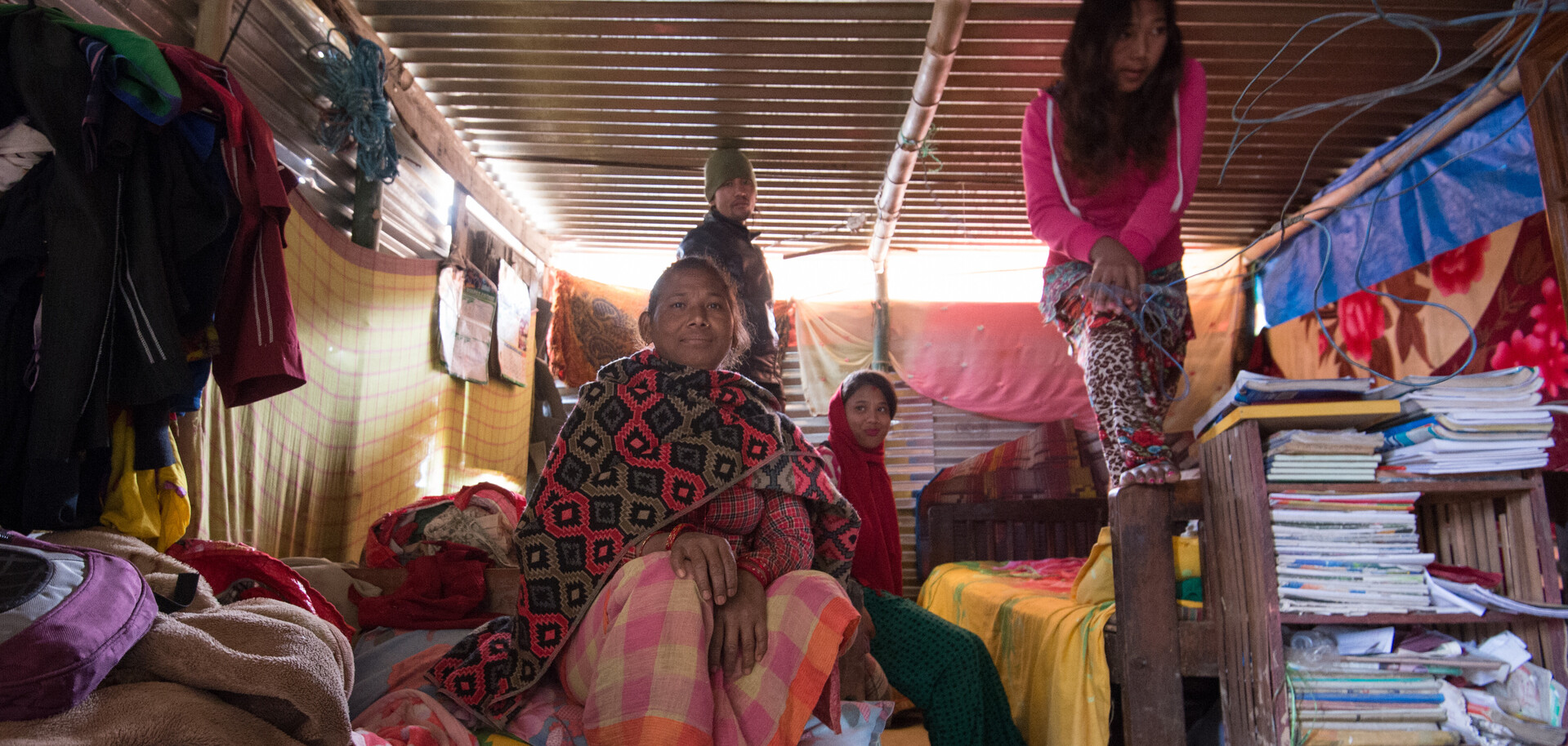 Nachdem ihr Haus bei den schweren Erdbeben in Nepal zerstört wurden, kam diese Familie mit ihren Habseligkeiten in diesem Übergangshaus unter. Nachdem ihr Haus bei den schweren Erdbeben in Nepal zerstört wurden, kam diese Familie mit ihren Habseligkeiten in diesem Übergangshaus unter.