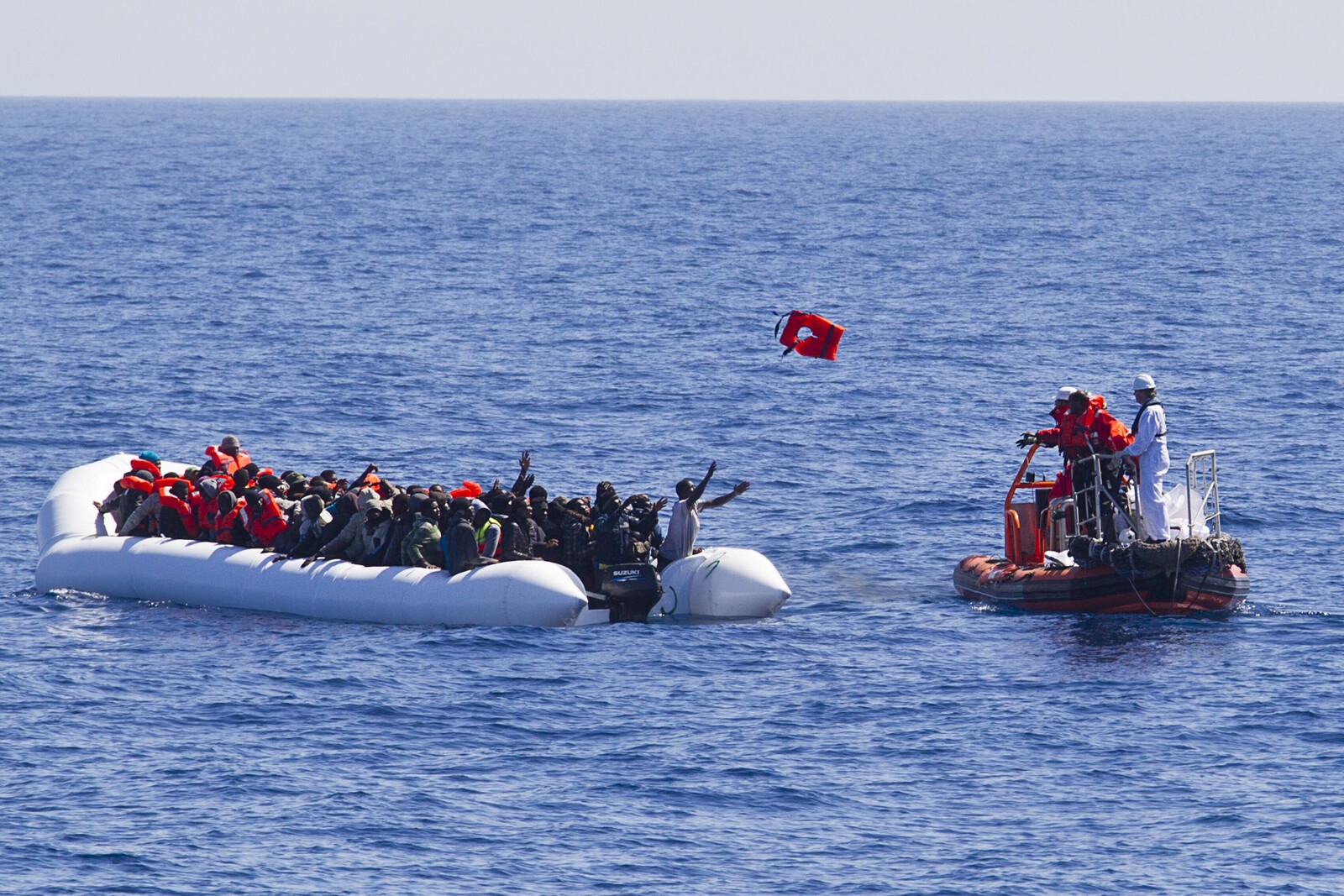 Flüchtlinge riskieren auf der Route über das Mittelmeer in kleinen Booten ihr Leben.
