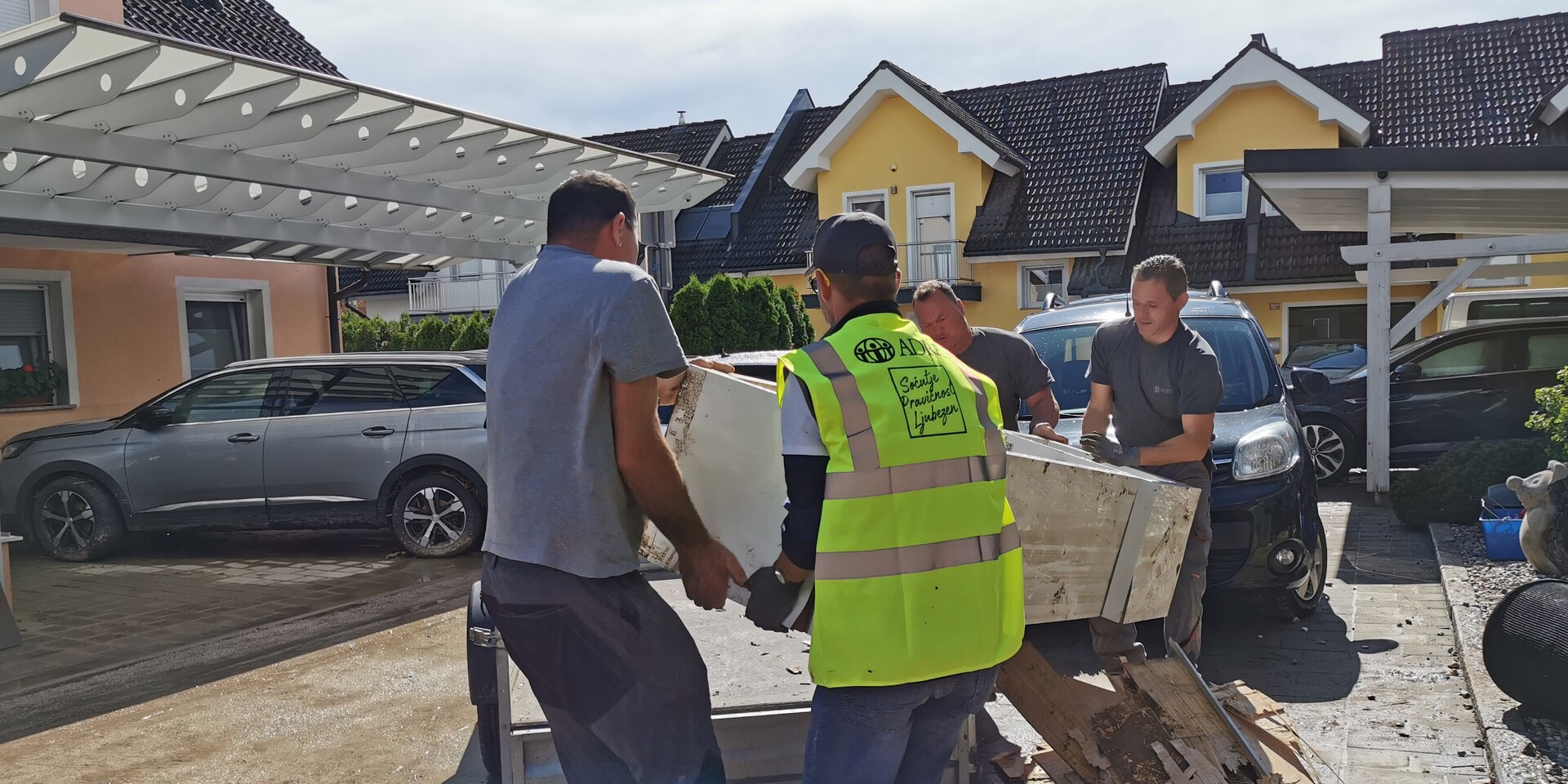 Helfer von ADRA Slowenien unterstützen beim Aufräumen nach der Überschwemmung