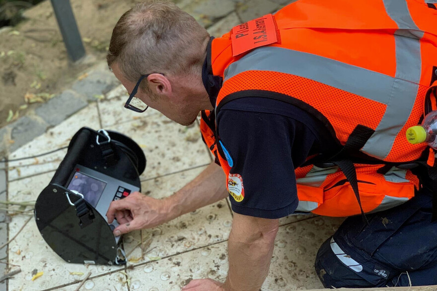 Ein Helfer des Bundesverband Rettungshunde (BRH) beim Einsatz nach dem Hochwasser in Deutschland Ein Helfer des Bundesverband Rettungshunde (BRH) beim Einsatz nach dem Hochwasser in Deutschland