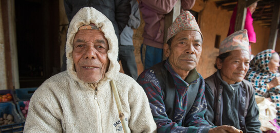 Nach dem schweren Erdbeben in Nepal im April 2015 haben viele alte Menschen alles verloren. HelpAge hilft ihnen beim Aufbauen eines neuen Lebens.
