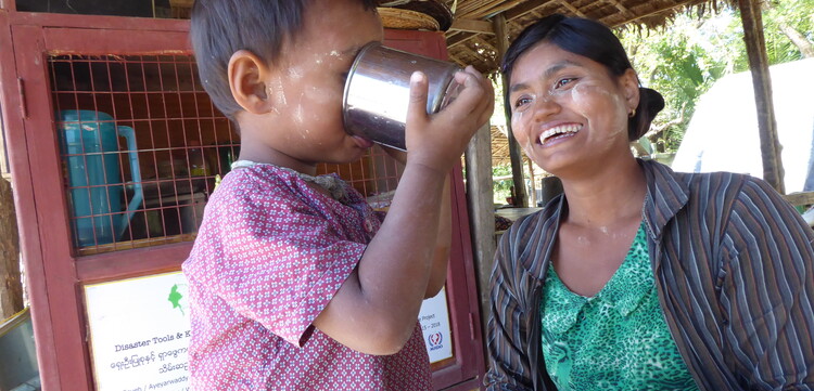 Ein kleiner Junge aus Myanmar trinkt Wasser Ein kleiner Junge aus Myanmar trinkt Wasser