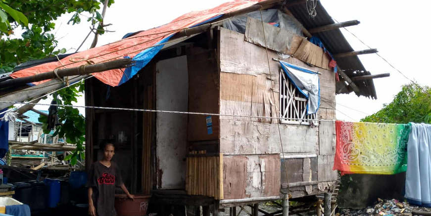 Rivawena steht vor ihrem vom Taifun zerstörtem Haus Rivawena steht vor ihrem vom Taifun zerstörtem Haus
