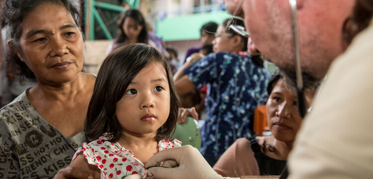 Nach dem Taifun Haiyan auf den Philippinen untersucht ein Arzt ein Mädchen.