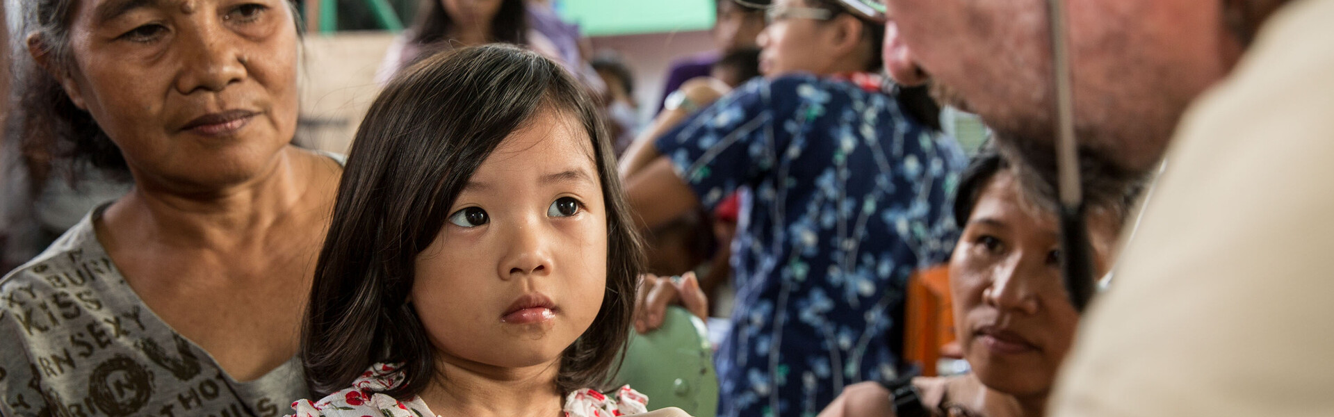 Nach dem Taifun Haiyan auf den Philippinen untersucht ein Arzt ein Mädchen.