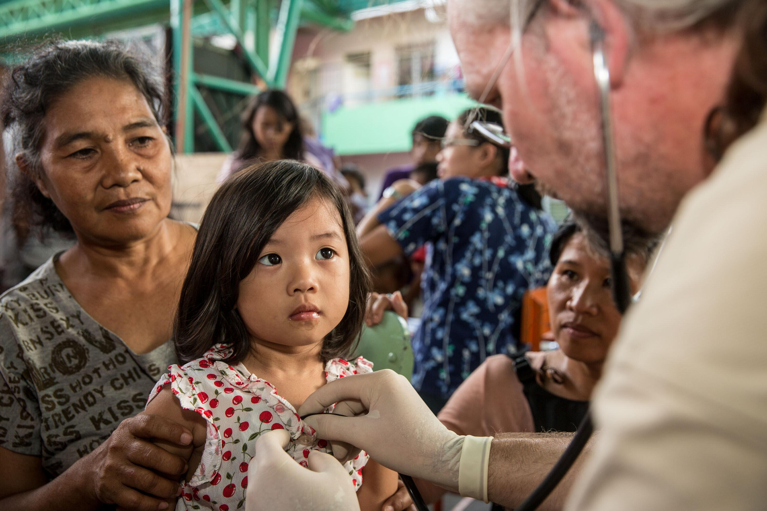 Nach dem Taifun Haiyan auf den Philippinen untersucht ein Arzt ein Mädchen.