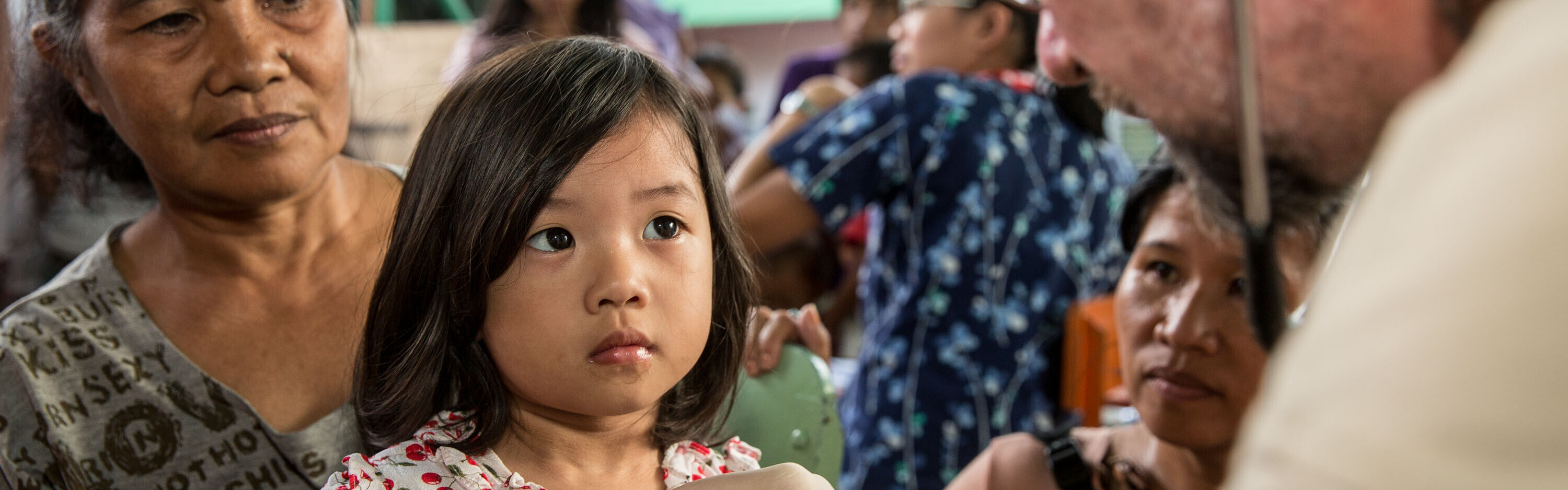 Nach dem Taifun Haiyan untersucht ein Arzt ein Mädchen.
