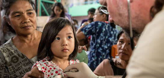 Nach dem Taifun Haiyan auf den Philippinen untersucht ein Arzt ein Mädchen.