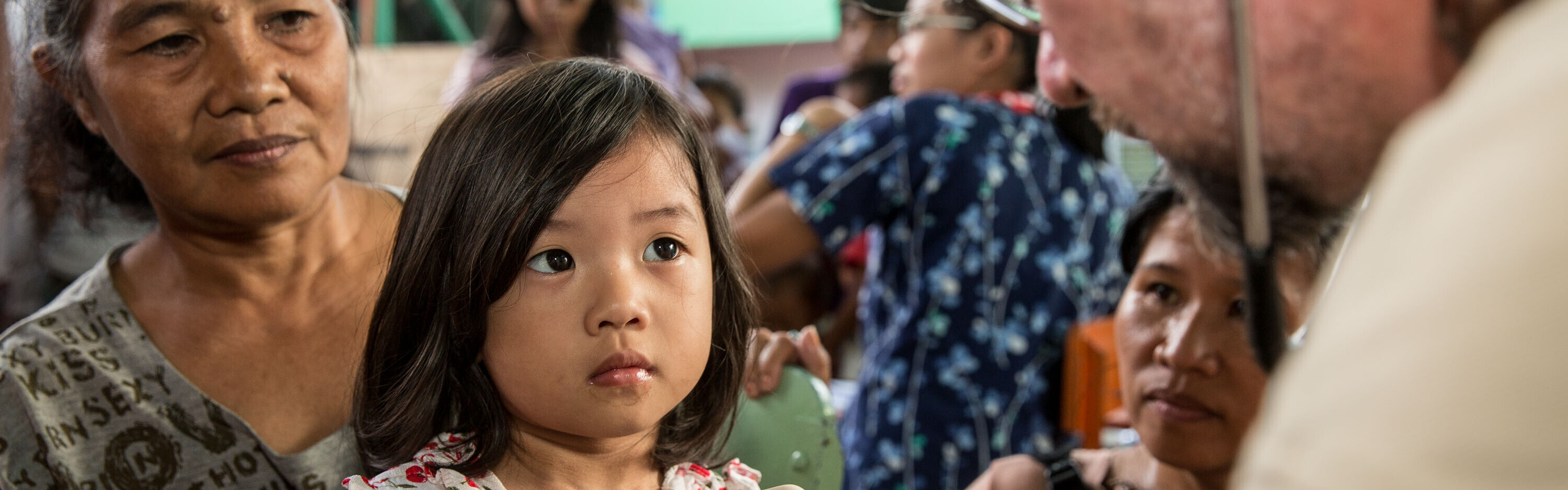 Nach dem Taifun Haiyan untersucht ein Arzt ein Mädchen.