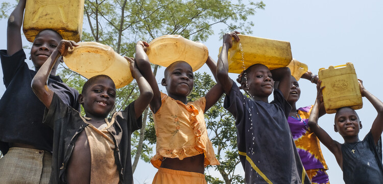 Kinder mit gefüllten Wasserkanistern in Uganda Kinder mit gefüllten Wasserkanistern in Uganda