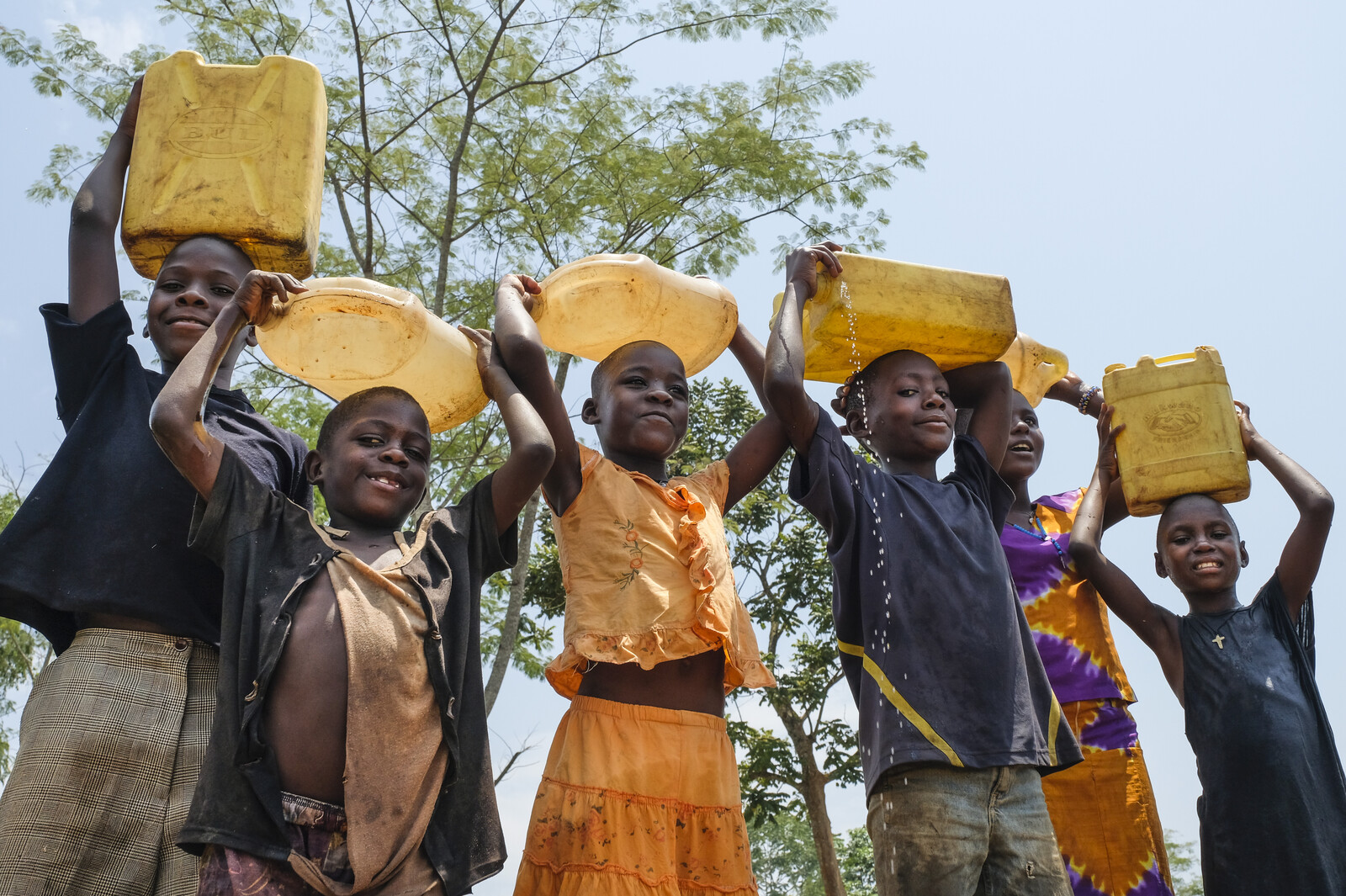Kinder mit gefüllten Wasserkanister in Uganda
