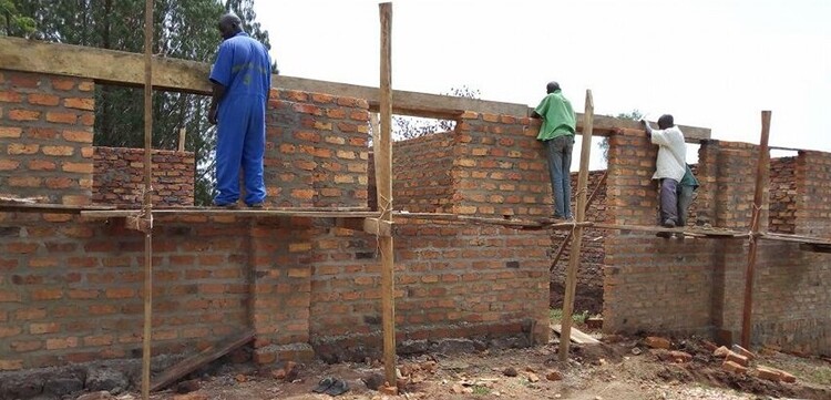 Männer bei Bauarbeiten an der St. Veronica Community School in Uganda