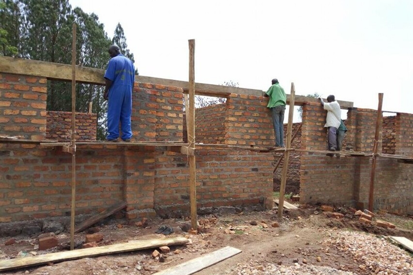 Männer bei Bauarbeiten an der St. Veronica Community School in Uganda
