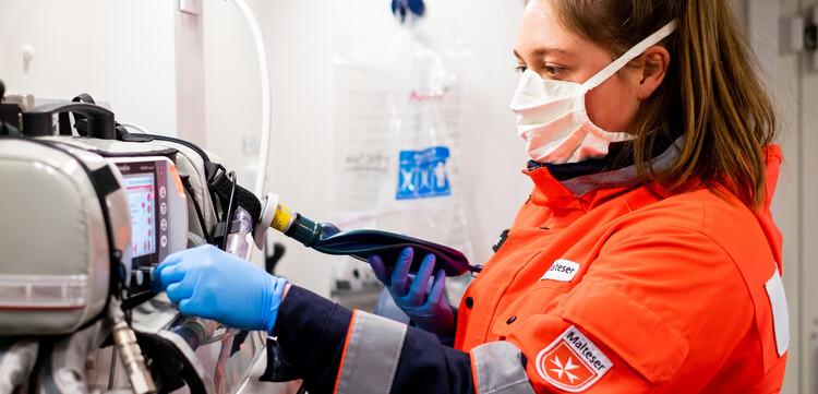 Eine Mitarbeiterin des Malteser Hilfsdienstes im Einsatz Eine Mitarbeiterin des Malteser Hilfsdienstes im Einsatz