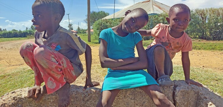 Drei Kinder sitzen in West-Kenia auf einer Mauer Drei Kinder sitzen in West-Kenia auf einer Mauer