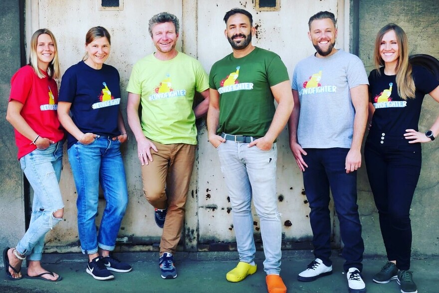 Die Kollektion #covidfighter ist auf online erhältlich; ein Teil des Erlöses geht an Aktion Deutschland Hilft Die Kollektion #covidfighter ist auf online erhältlich; ein Teil des Erlöses geht an Aktion Deutschland Hilft