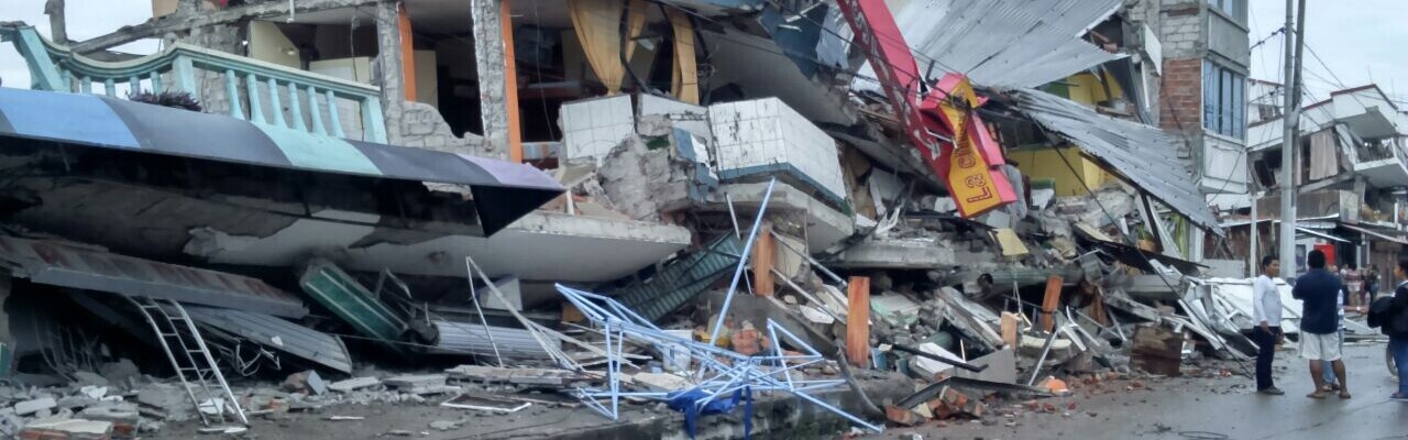 Nach dem Erdbeben in Ecuador suchen die Helfer noch immer nach Überlebenden unter den Trümmern zerstörter Häuser.
