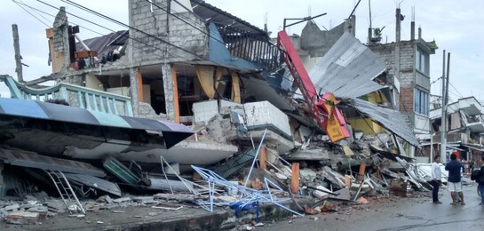 Nach dem Erdbeben in Ecuador suchen die Helfer noch immer nach Überlebenden unter den Trümmern zerstörter Häuser.