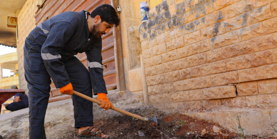 Yaser bei Bauarbeiten in der Erdbebenregion in Syrien