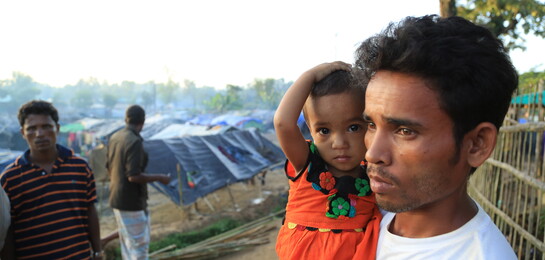 Ein Vater und seine Tochter fanden in diesem Flüchtlingscamp in Bangladesch Zuflucht.