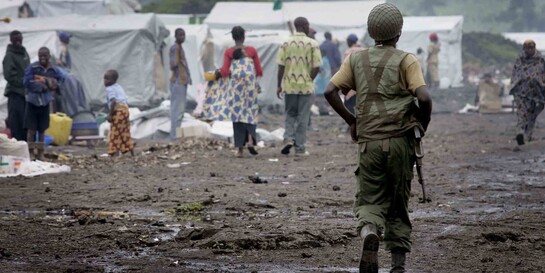 Ein Soldat patrouilliert in einem Flüchtlingscamp nahe der Stadt Goma