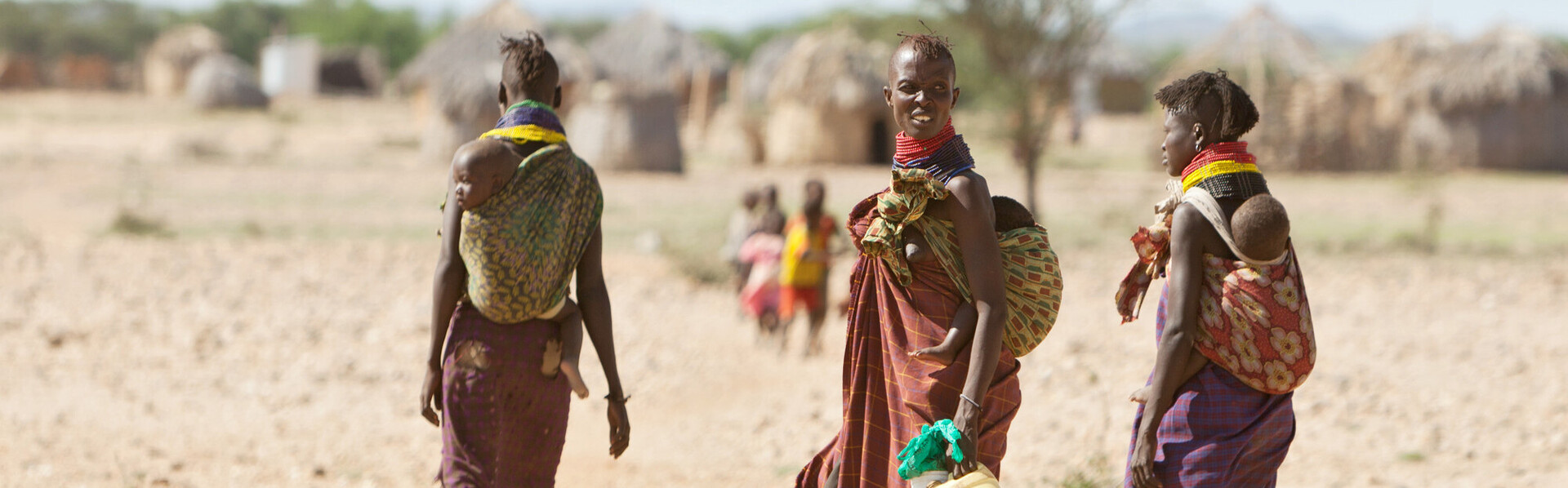 Frauen und Kinder in Kenia
