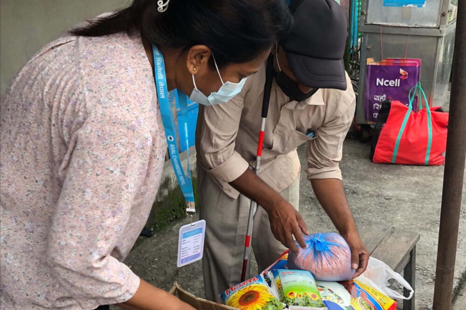 Lebensmittelverteilung durch Kinderhilfswerk Stiftung Global-Care in Nepal