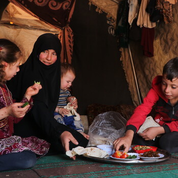Eine syrische Familie beim Essen im Zelt Eine syrische Familie beim Essen im Zelt