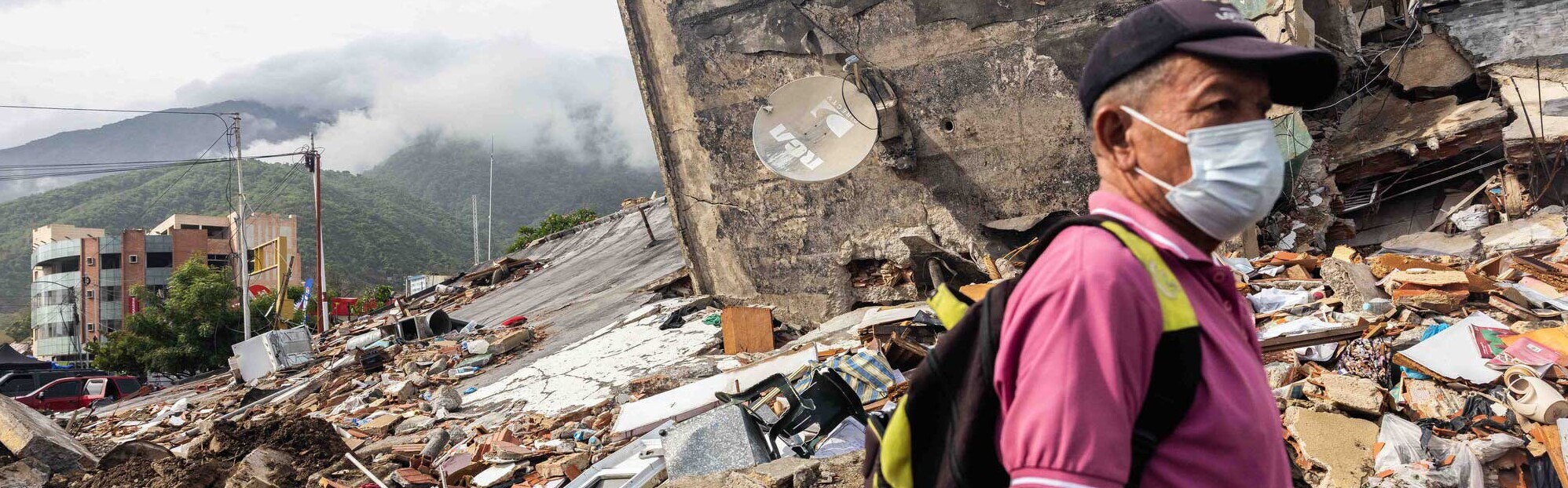 Ein Mann steht vor Trümmern nach den Erdbeben in Venezuela