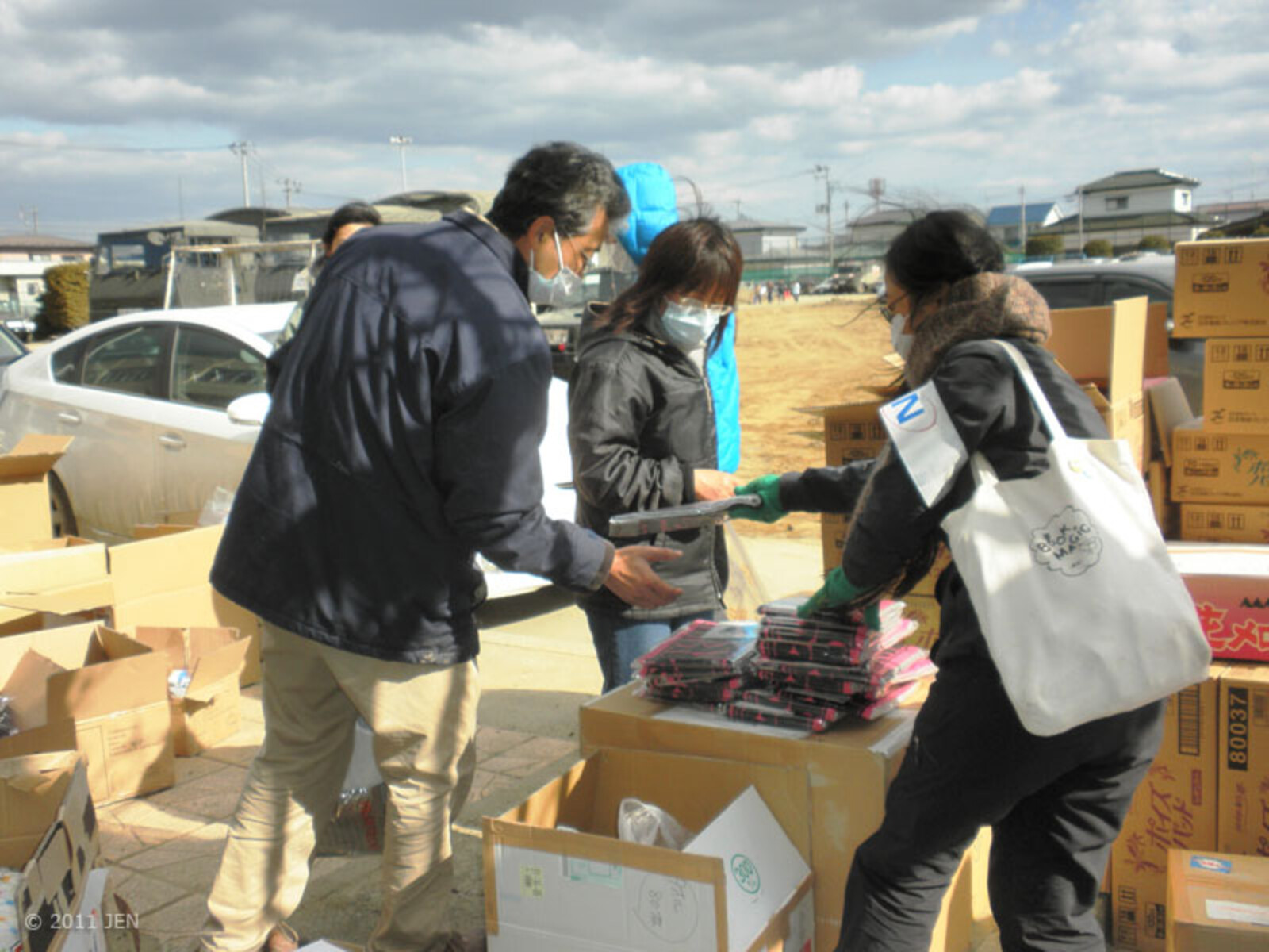 Der ASB arbeitet in enger Kooperation mit der japanischen Hilfsorganisation JEN. Zu Beginn wurden an insgesamt 500 Haushalte (etwa 2.000 Menschen) Nahrungsmittel, Trinkwasser, Bekleidung, Decken und Hygieneartikel verteilt. Zurzeit plant der ASB mit seine