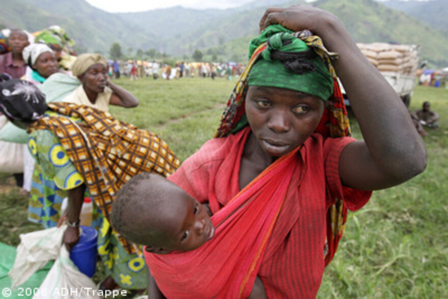 Kongo: Frau mit Baby und schwerer Last