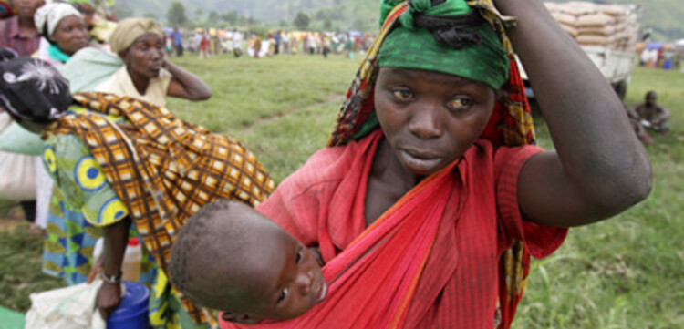 Kongo: Frau mit Baby und schwerer Last