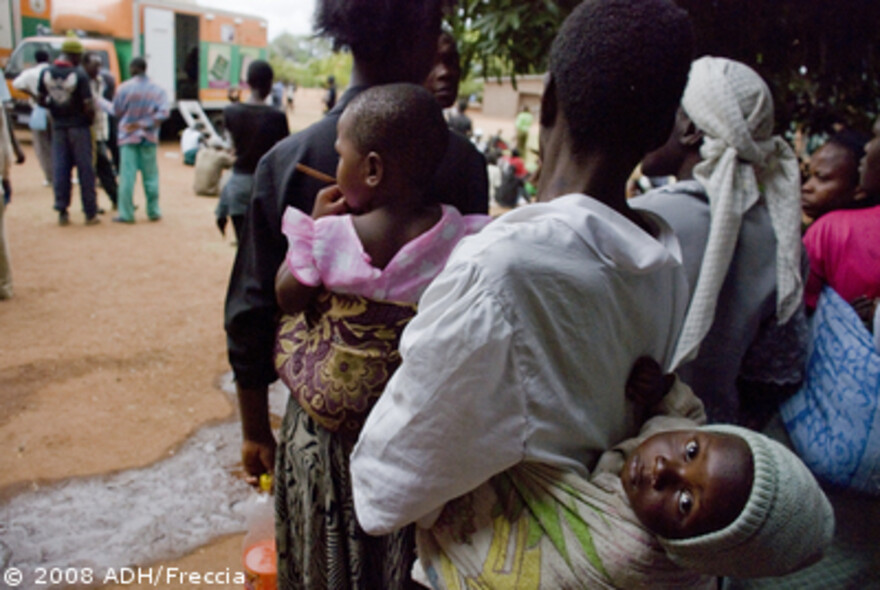 Cholera Simbabwe: Flüchtlinge stehen für Asylpapiere an