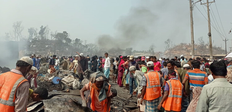 Hilfseinsätze räumen das zerstörte Flüchtlingslager in Bangladesch auf Hilfseinsätze räumen das zerstörte Flüchtlingslager in Bangladesch auf