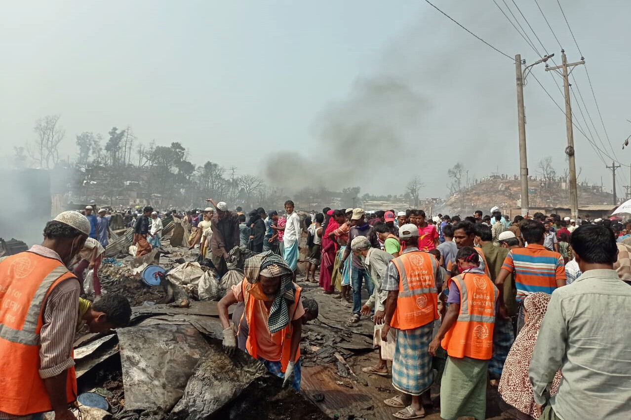 Hilfseinsätze räumen das zerstörte Flüchtlingslager in Bangladesch auf