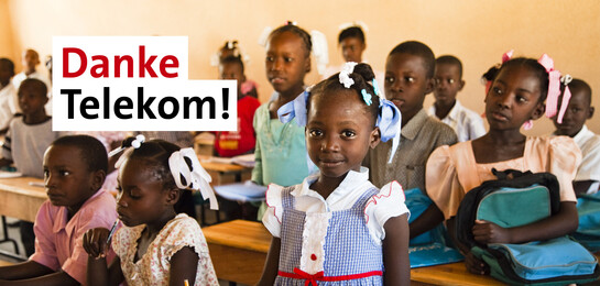 Auf dem Bild ist eine Schulklasse in Haiti zu erkennen und der Telekom wird mit einer Bildüberschrift gedankt.