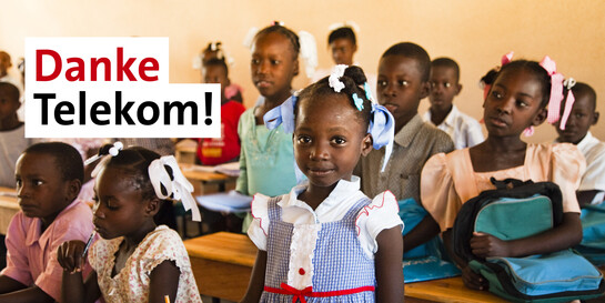 Auf dem Bild ist eine Schulklasse in Haiti zu erkennen und der Telekom wird mit einer Bildüberschrift gedankt.