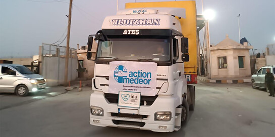 Ein LKW mit Medikamenten von action medeor erreicht Nordwest-Syrien
