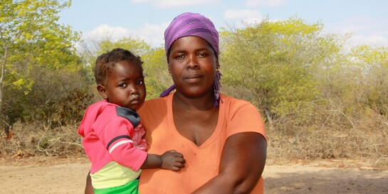 Besonders Frauen ärmeren ländlichen Regionen in Afrika leiden unter Wasser- und Nahrungsmangel
