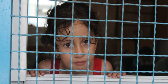 Ein Kind sitzt hinter Gittern im Gaza. Ein Kind sitzt hinter Gittern im Gaza.