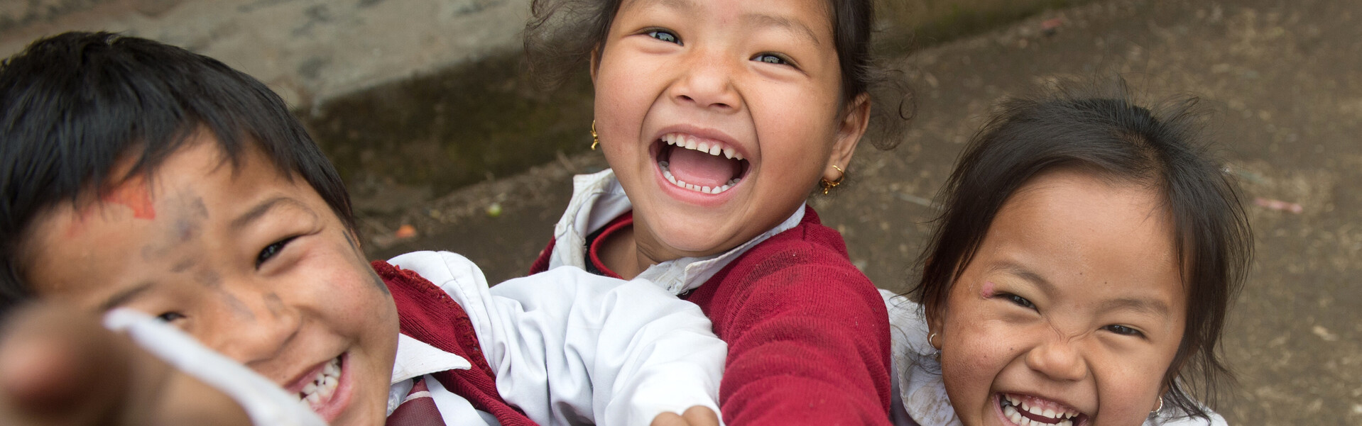 Nachdem die Schulen in Nepal nach dem schweren Erdbeben wieder aufgebaut sind, freuen sich die Kinder auf den Unterricht.