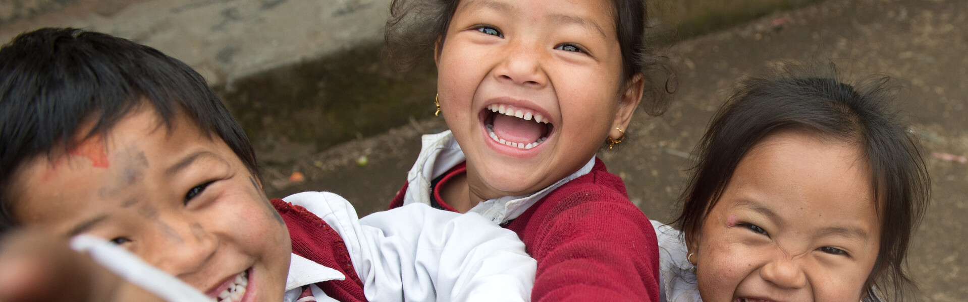 Nachdem die Schulen in Nepal nach dem schweren Erdbeben wieder aufgebaut sind, freuen sich die Kinder auf den Unterricht.