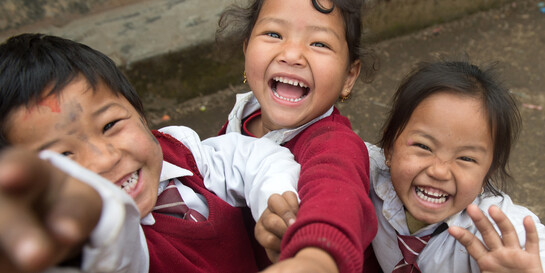 Nachdem die Schulen in Nepal nach dem schweren Erdbeben wieder aufgebaut sind, freuen sich die Kinder auf den Unterricht.