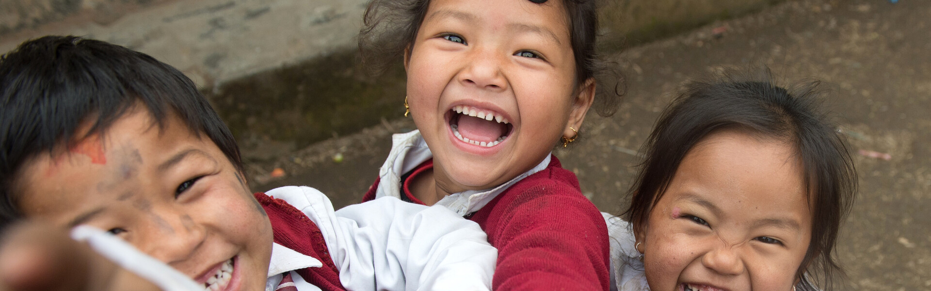 Nachdem die Schulen in Nepal nach dem schweren Erdbeben wieder aufgebaut sind, freuen sich die Kinder auf den Unterricht.