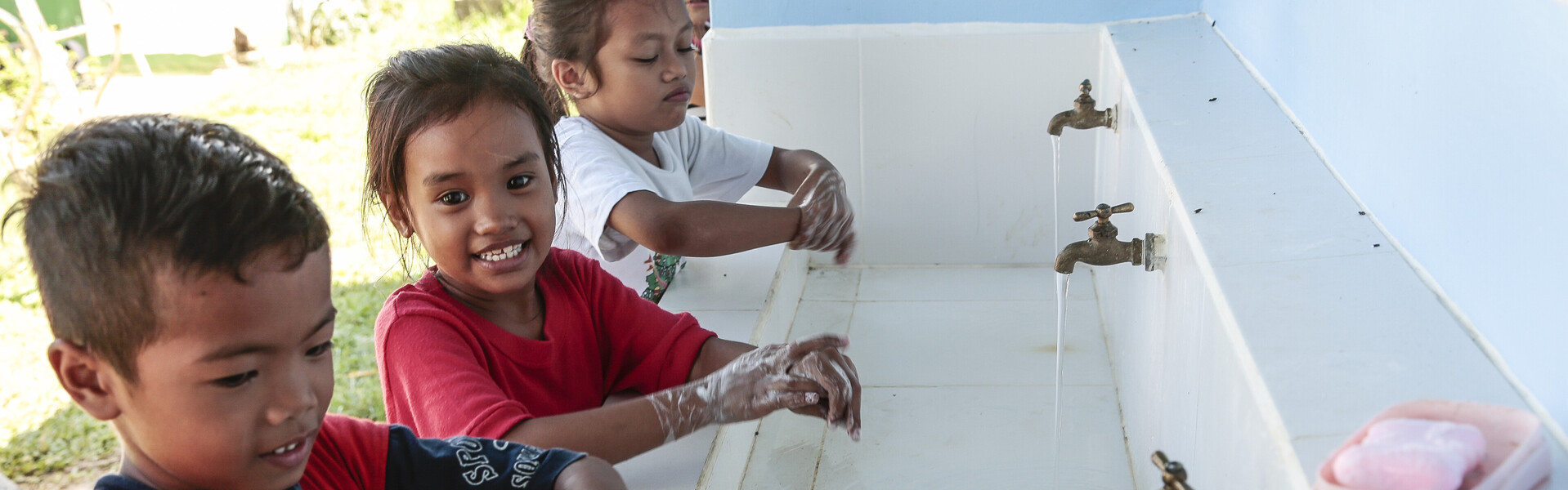 Wasserprojekt Philippinen: Kinder waschen sich die Hände