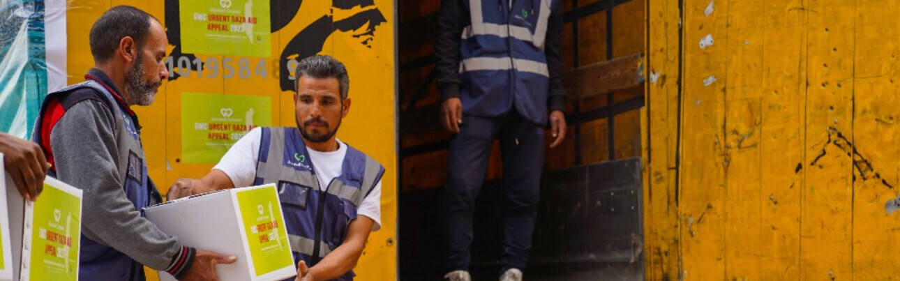 Männer verladen Hilfslieferungen für die Menschen in Gaza, © Help – Hilfe zur Selbsthilfe/Goodwill Caravan