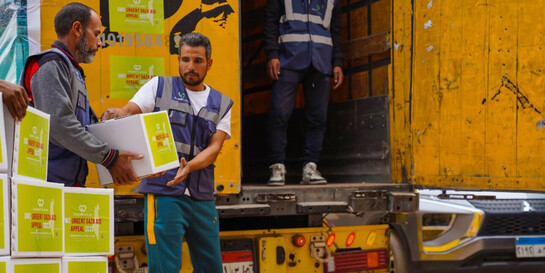 Helfer verteilen Hilfsgüter in Gaza. Auch im Libanon will Help - Hilfe zur Selbsthilfe die Nothilfe ausweiten.