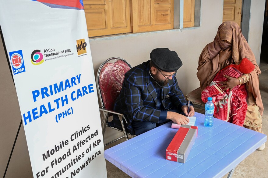 Nach der Flut in Pakistan erhalten Mütter und Schwangere Unterstützung von Hilfsorganisationen wie Help – Hilfe zur Selbsthilfe Nach der Flut in Pakistan erhalten Mütter und Schwangere Unterstützung von Hilfsorganisationen wie Help – Hilfe zur Selbsthilfe