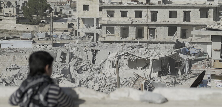 Mitten im Krieg: Ein Kind blickt auf Trümmer im umkämpften Idlib in Syrien Mitten im Krieg: Ein Kind blickt auf Trümmer im umkämpften Idlib in Syrien